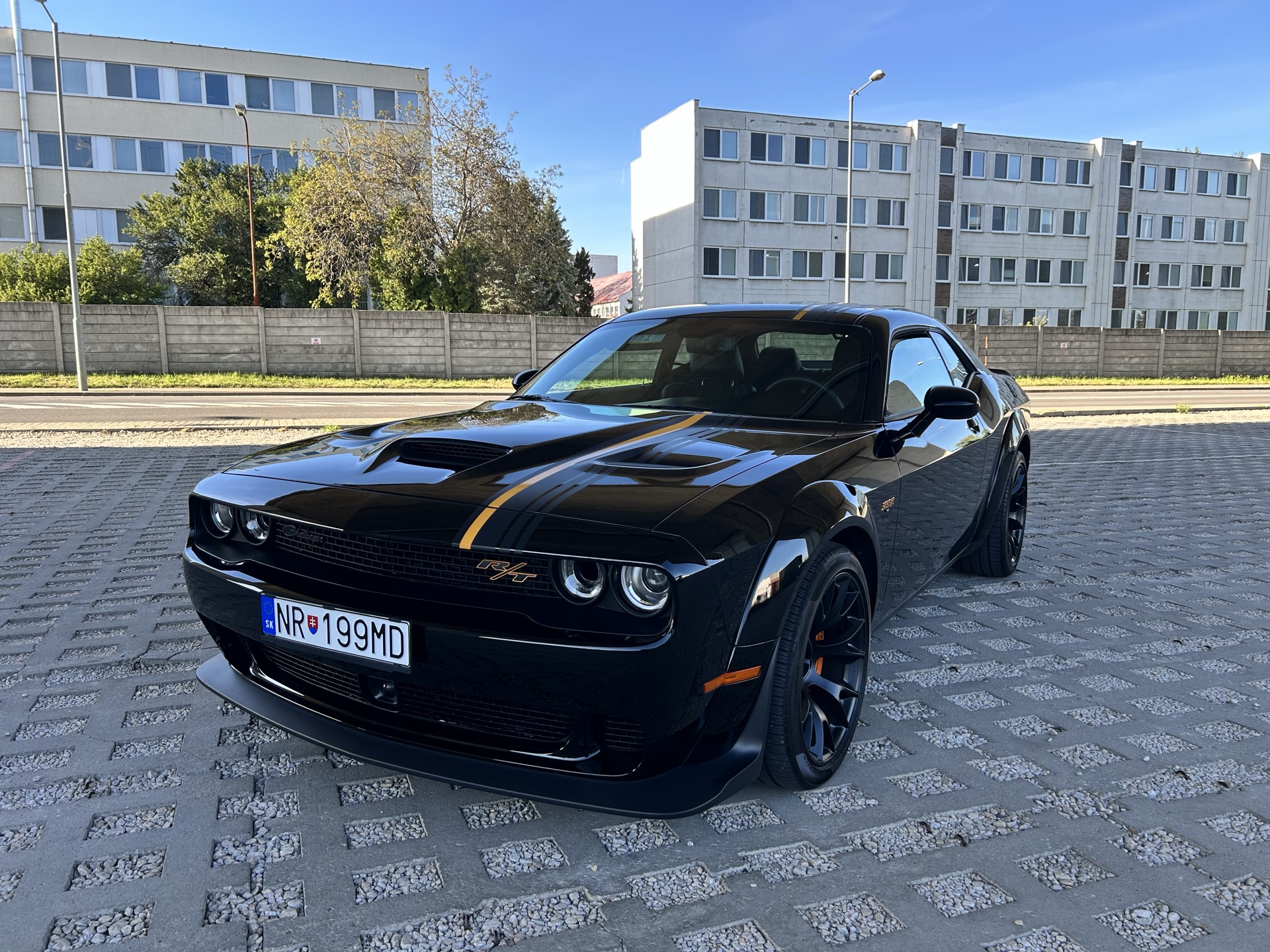 Čierny Dodge Challenger R/T Scat Pack Widebody na prenájom v Nitre