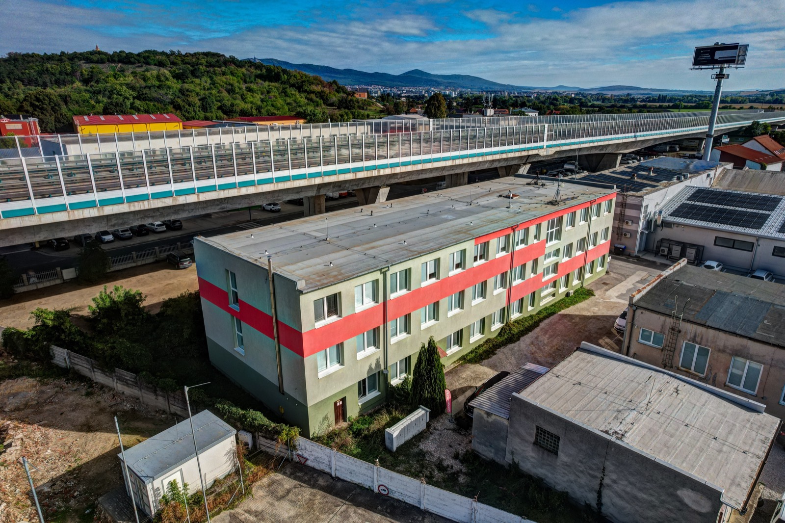 Budova predajne oblekov KIRI, Priemyselná 4, Nitra