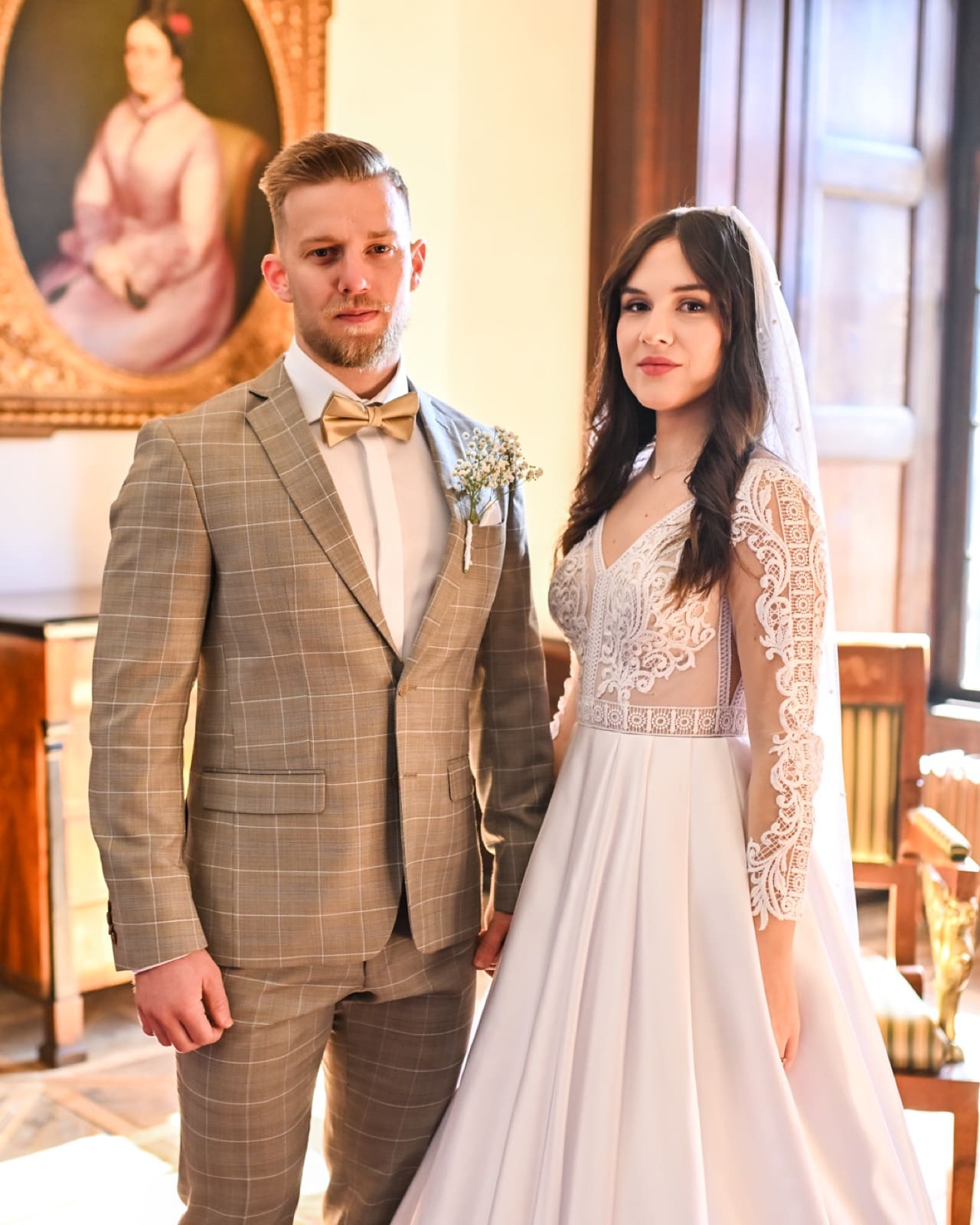 Ženích v béžovom svadobnom obleku s nevestou — predajňa oblekov KIRI Nitra