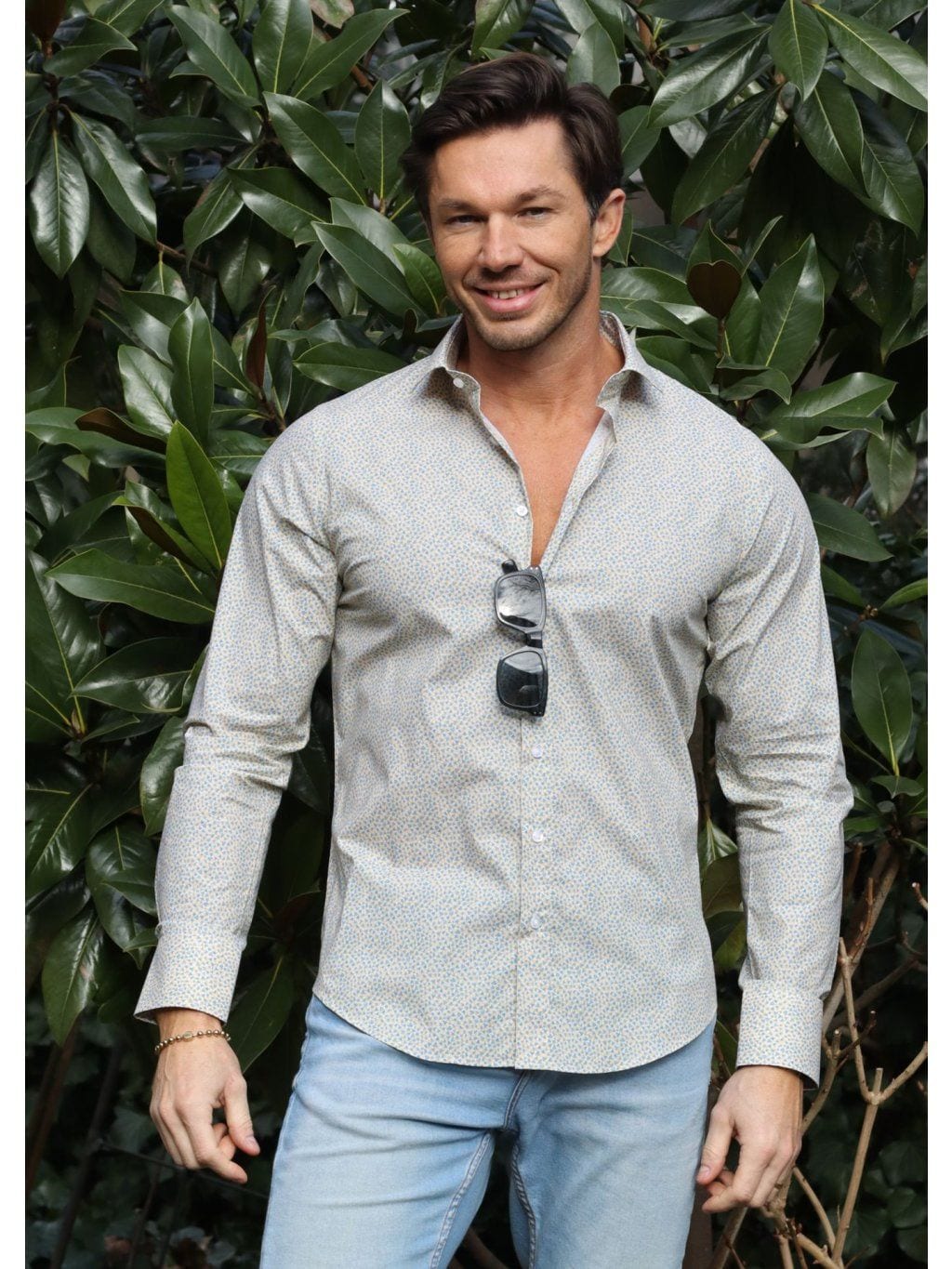 Model v ležérnej košeli Marco Moralli