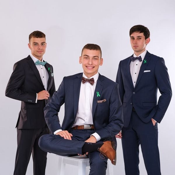 Maturanti v oblekoch na stužkovú — predajňa oblekov KIRI 2