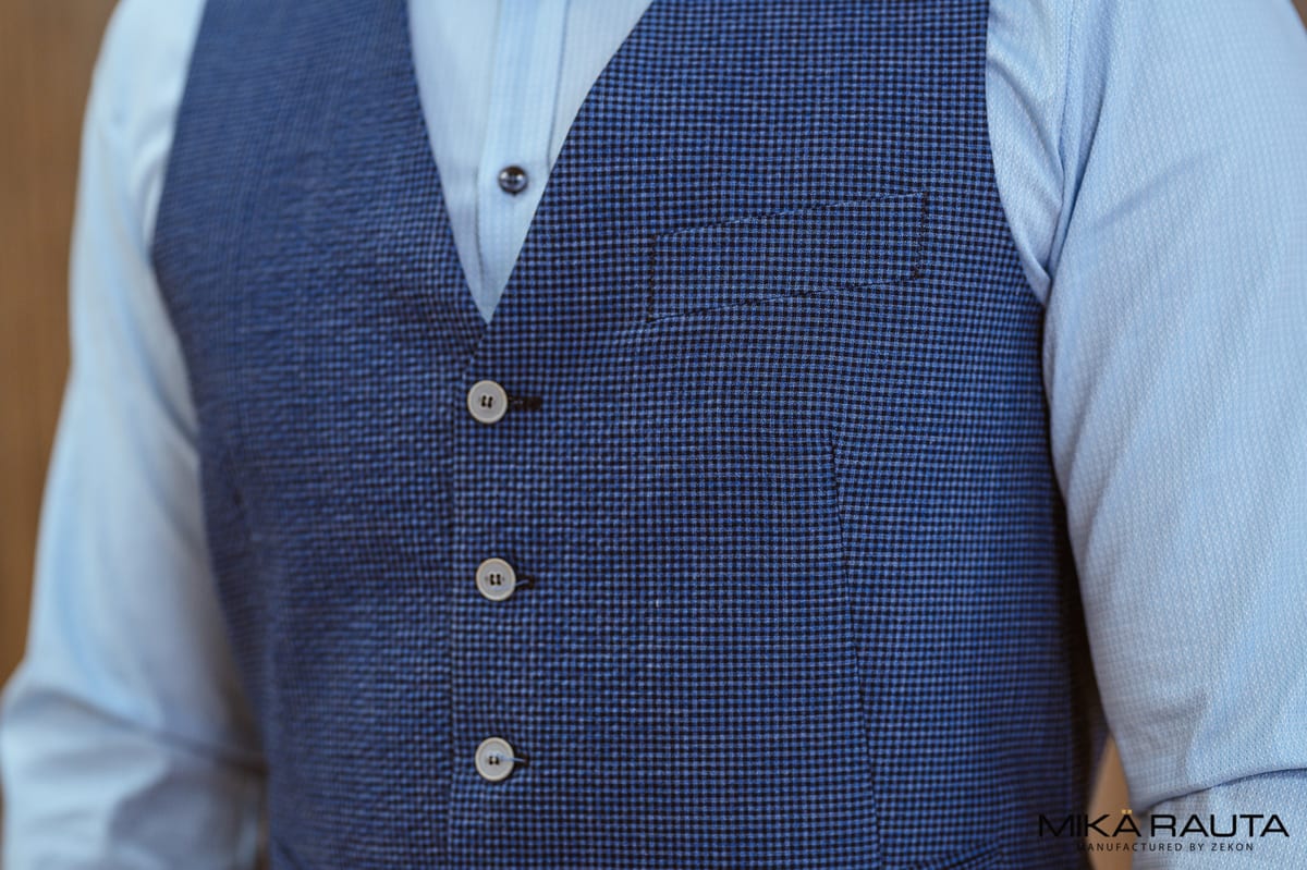 Pán v sivom saku bez kravaty — business casual, predajňa KIRI