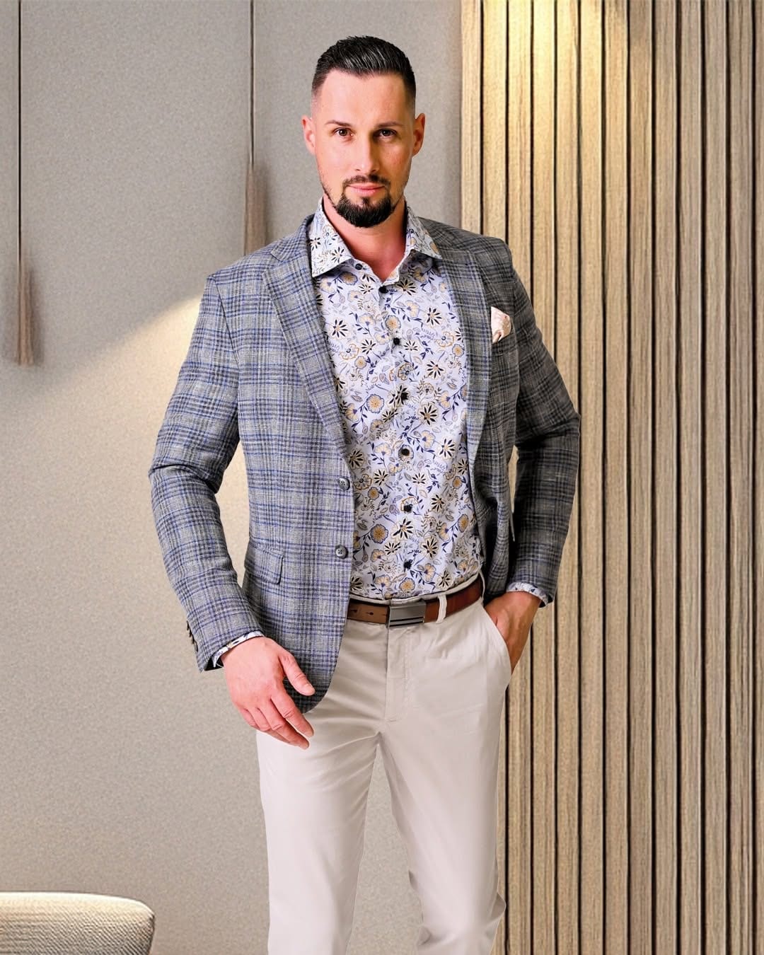 Pán v ležérnom saku a chinos — smart casual, predajňa KIRI